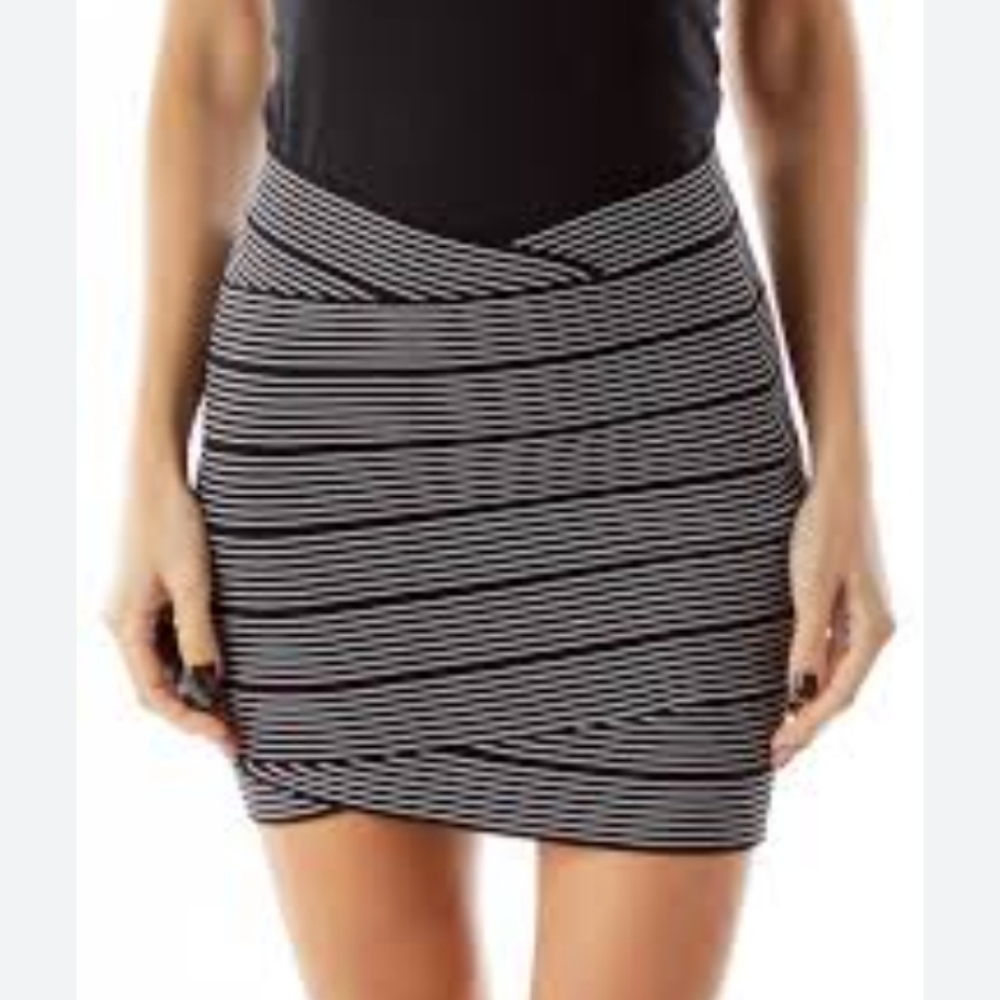 BCBGMaxazria Black and White striped Stretch Mini Skirt. Size M.